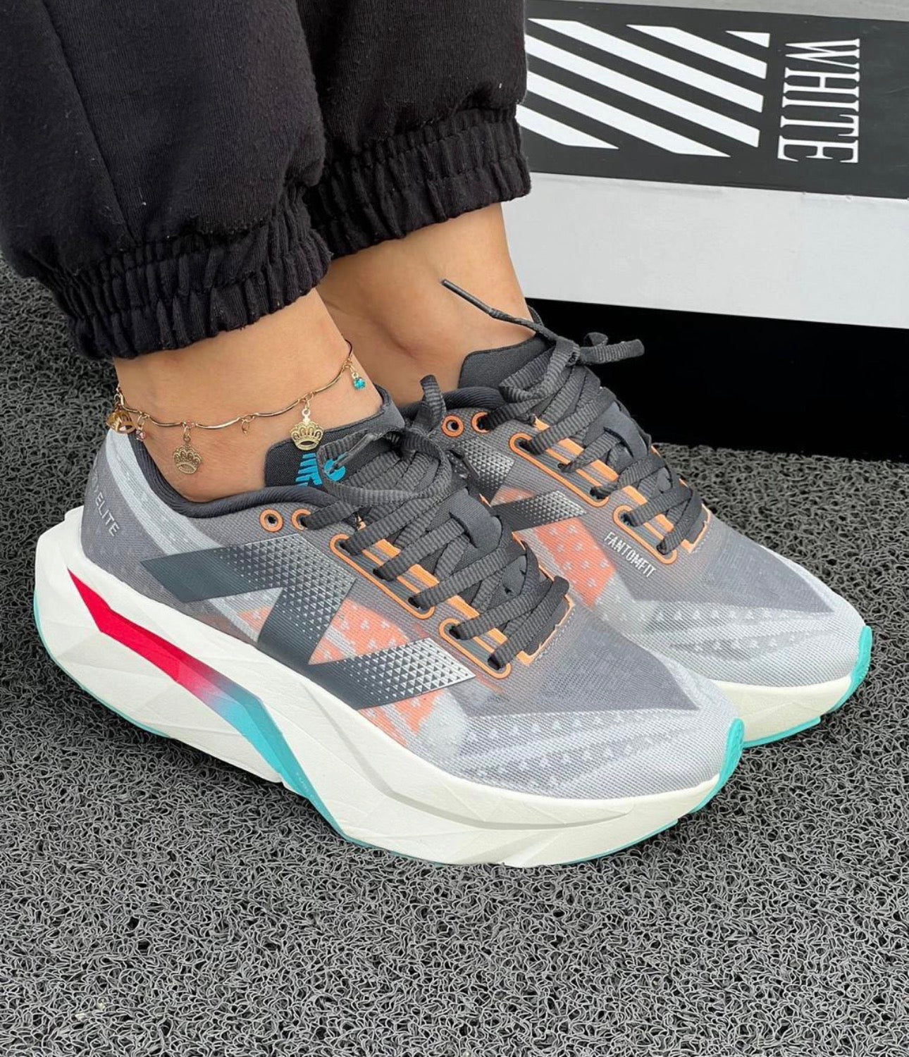 NEW BALANCE FUELCELL ÉLITE V4