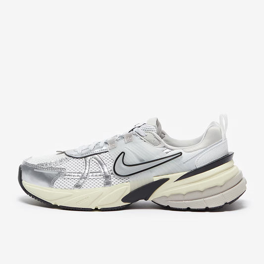 NIKE V2K RUN PLATEADO