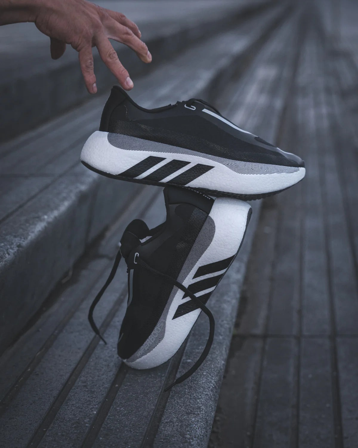 ADIDAS HYPERBOOST NEGRO / BLANCO