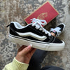 VANS CLÁSICA NEGRA - BLANCA