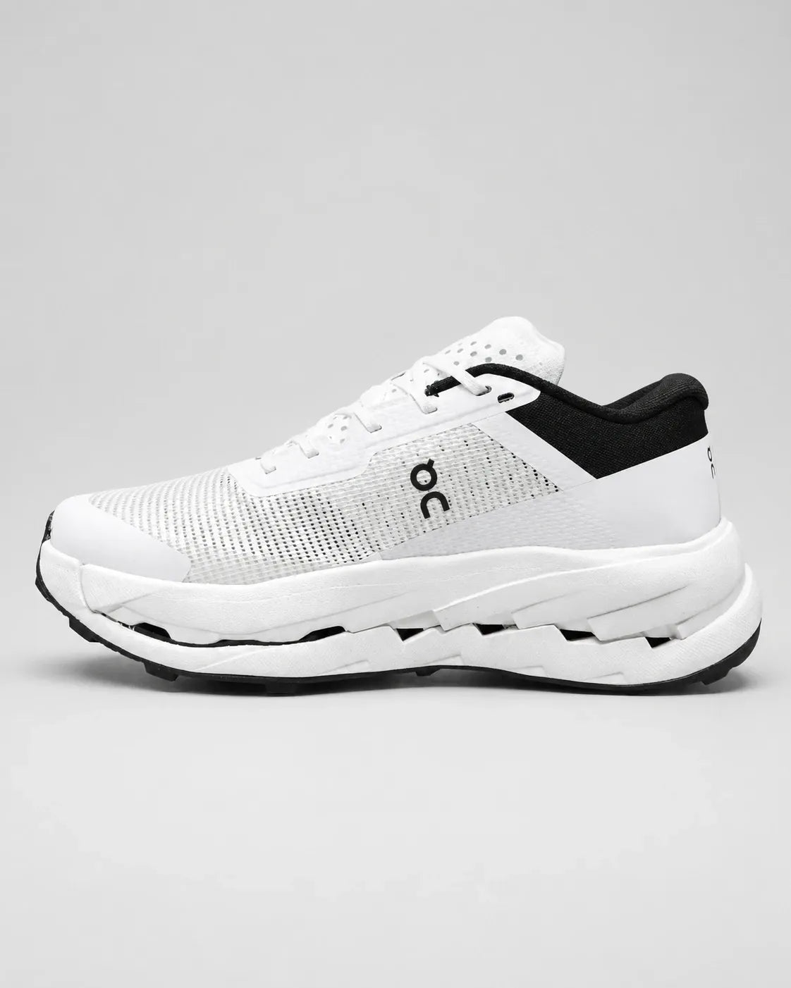ON RUNNING ULTRA 3 BLANCO/NEGRO