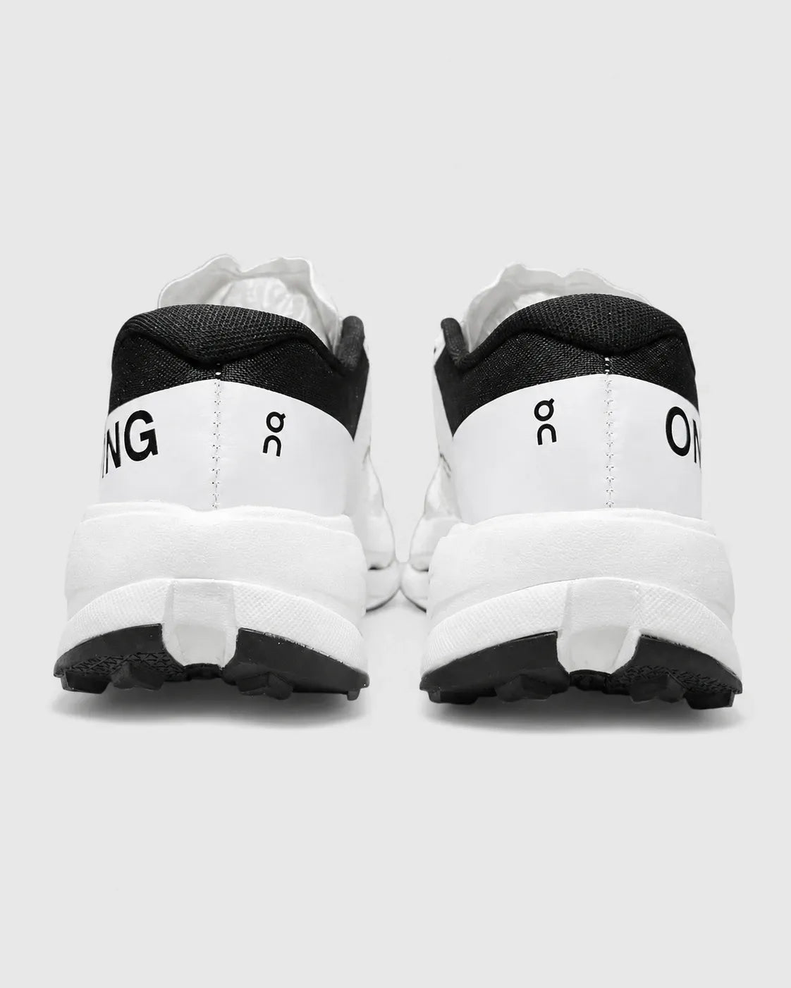 ON RUNNING ULTRA 3 BLANCO/NEGRO